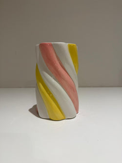 Keramische Twisted Vaas – Roze/Geel/Wit – 10 × 15 cm