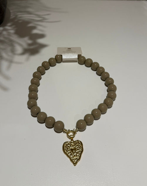 Taupe Kralenketting met Gouden Hartbedel