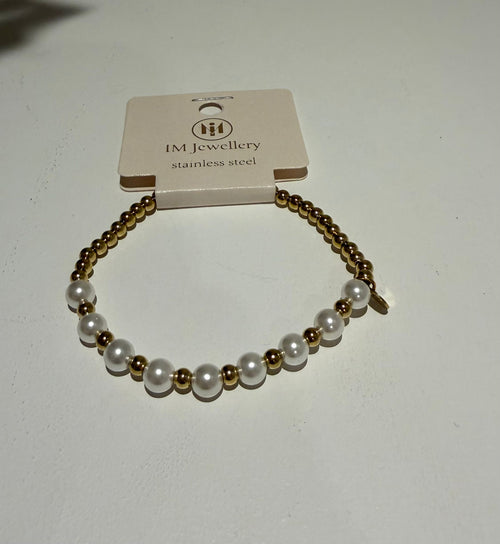 Goudkleurige Armband met Witte Zoetwaterparels